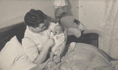 Meta Elly Gobes-Kulker met baby Hans Kulker
